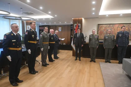 Ministar odbrane Bratislav Gašić uručio je oficirima Vojske Srbije ukaze predsednika Aleksandra Vučića o unapređenjima i postavljenjima na nove dužnosti