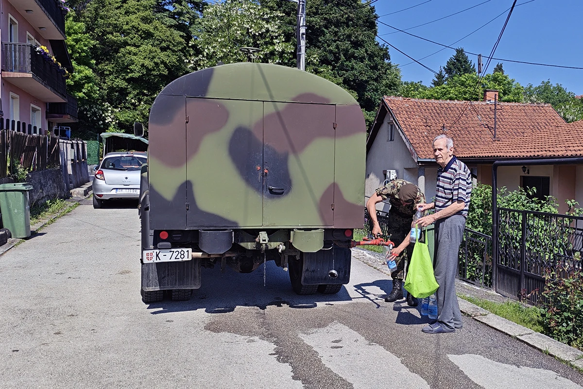 Cisterna Vojska Srbije sa pijaćom vodom