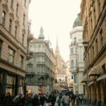 Ulica sa istorijskim fasadama i mnoštvom prolaznika