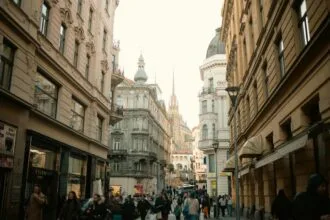 Ulica sa istorijskim fasadama i mnoštvom prolaznika