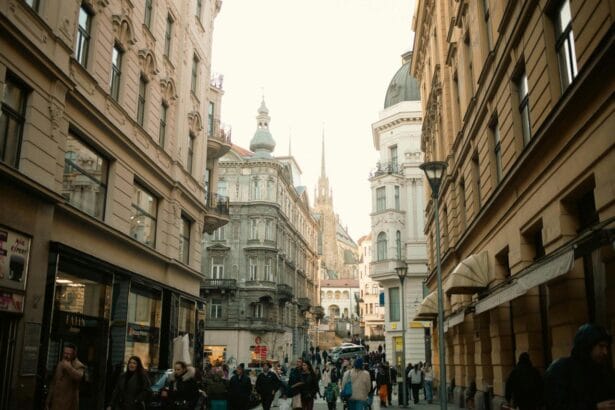 Ulica sa istorijskim fasadama i mnoštvom prolaznika