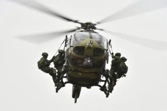 Specijalna jedinica Vojske Srbije na helikotperu