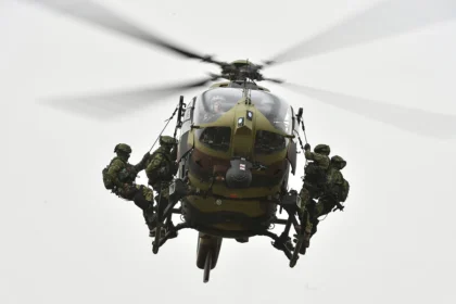 Specijalna jedinica Vojske Srbije na helikotperu