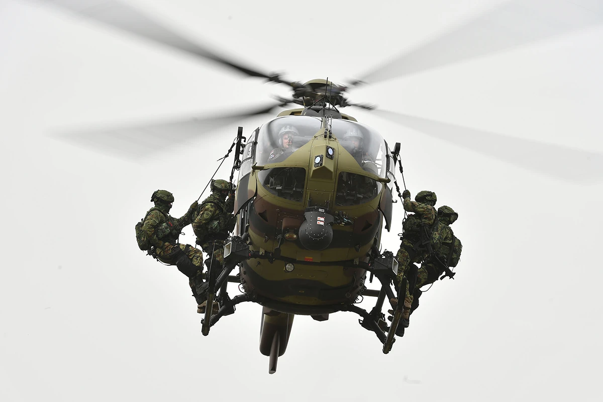 Specijalna jedinica Vojske Srbije na helikotperu