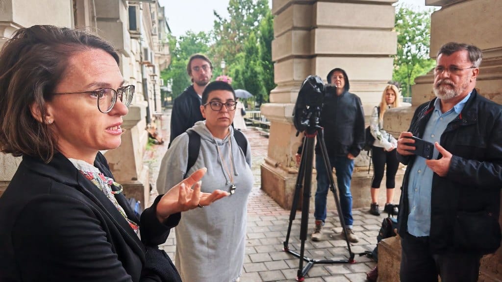 • N2 portal Iva Hromiš, Kristina Demeter Filipev i Veran Matić ispred zgrade Opštine Bečej