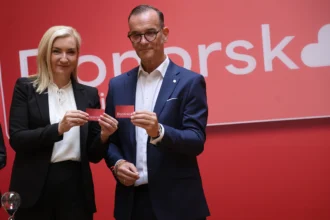 Prof. dr Ivana Stašević Karličić, državni sekretar Ministarstva zdravlja i Ronald Zeliger, Hemofarm sa donorskim karticama