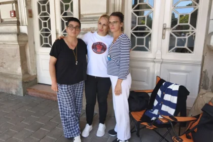 Dve majke u Bečeju štrajkuju glađu zbog prevoza za svoju decu