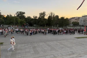 Okupljanje ispred Narodne skupštine