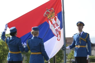 Zastava Srbije i gardisti Vojske Srbije