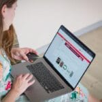 Žena radi na laptopu