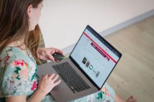 Žena radi na laptopu