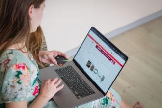 Žena radi na laptopu