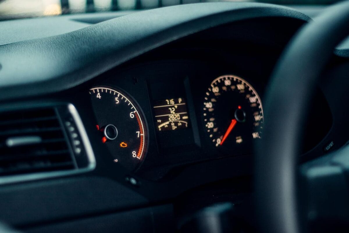 • N2 portal Instrument tabla automobila sa obrtomerom, brzinomerom i upaljenom lampicom motora