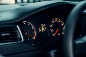 Instrument tabla automobila sa obrtomerom, brzinomerom i upaljenom lampicom motora