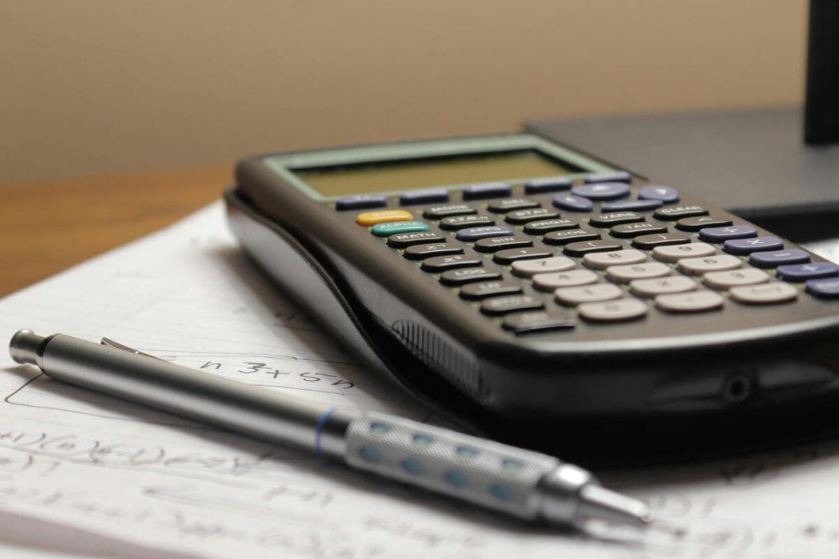 • N2 portal Kalkulator i hemijska olovka na papiru sa matematičkim proračunima