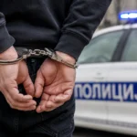 Muškarac sa lisicama na rukama