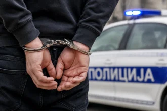 Muškarac sa lisicama na rukama