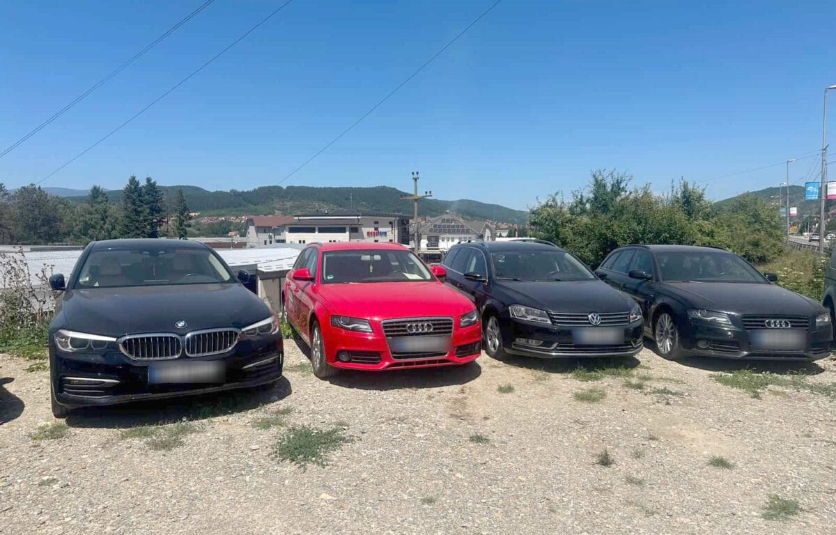 • N2 portal Policija je na šest auto-placeva privremeno oduzela 52 vozila