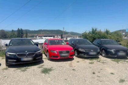 Policija je na šest auto-placeva privremeno oduzela 52 vozila