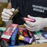 Inspektor pregleda e-cigarete