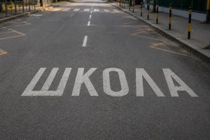 natpis škola na kolovozu