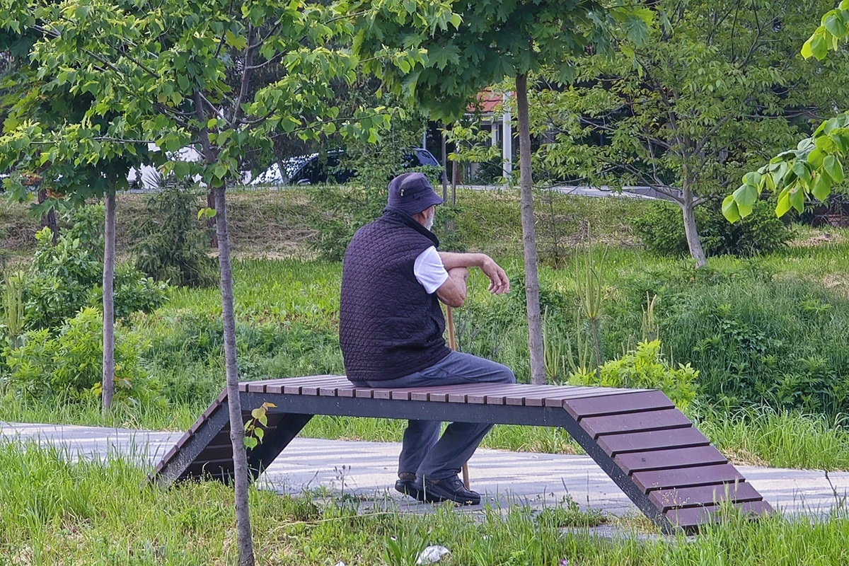• N2 portal čovek sedi na klupi