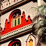 Ukrašena fasada zgrade u Zagori sa tradicionalnom marokanskom arhitekturom i palmama