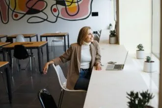 nasmejana žena