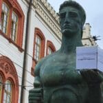 Silueta Pobednika koji nosi potpise studentske liste