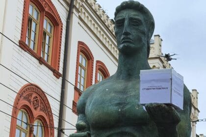 Silueta Pobednika koji nosi potpise studentske liste