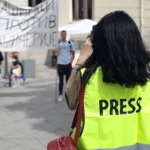 novinarka u press prsluku