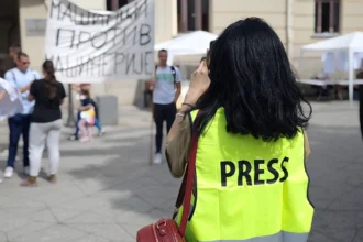 novinarka u press prsluku