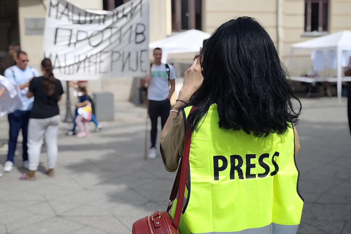 novinarka u press prsluku