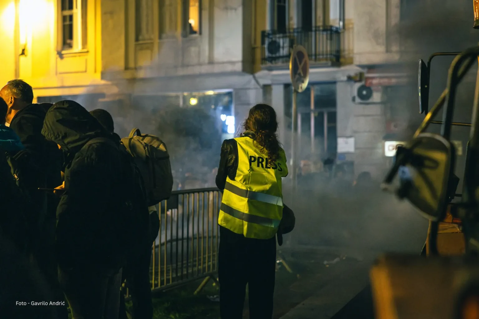 novinarka u press prsluku