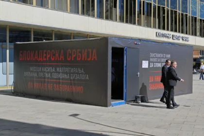 „Crna kutija – Blokaderska Srbija“ postavljena je u Čačku