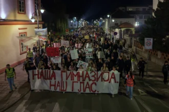 Maturanati Gimnazije u Čačku protestovali zbog imenovanja nove direktorke