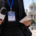novinar drži mikrofon