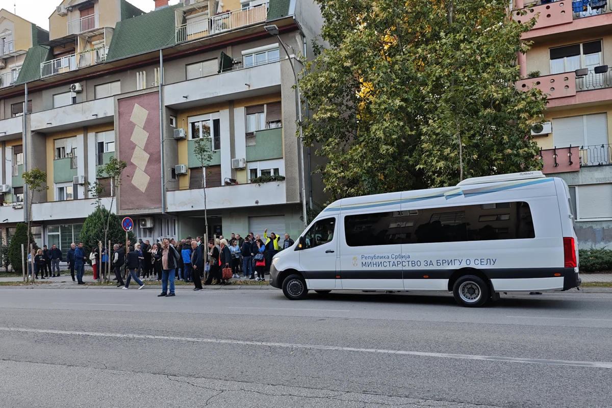 • N2 portal Kombi Ministarstva za brigu o selu dovozi ljude na SNS skup u Čačku